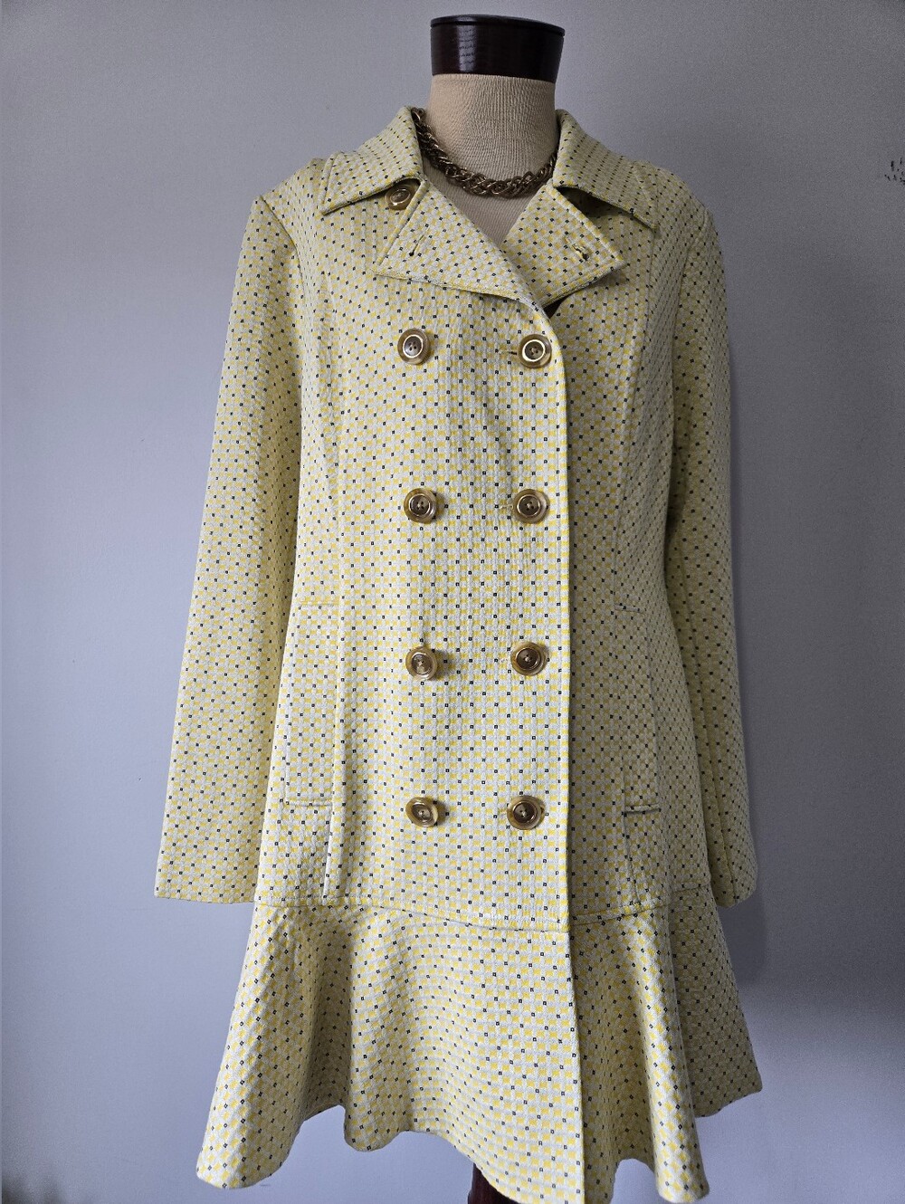 CAbi Hobnob Topper Yellow Geometric Jacket with Ruffled Hem. Size 6